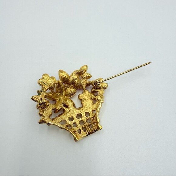Vintage Red Rhinestone PoinsettiaCrystal and Gold Tone Basket Brooch - Picture 4 of 6